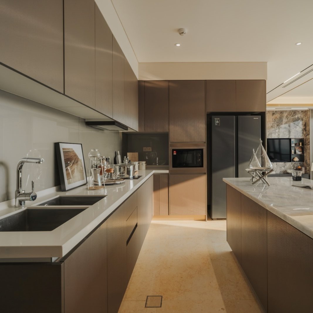 Show unit kitchen with an island counter